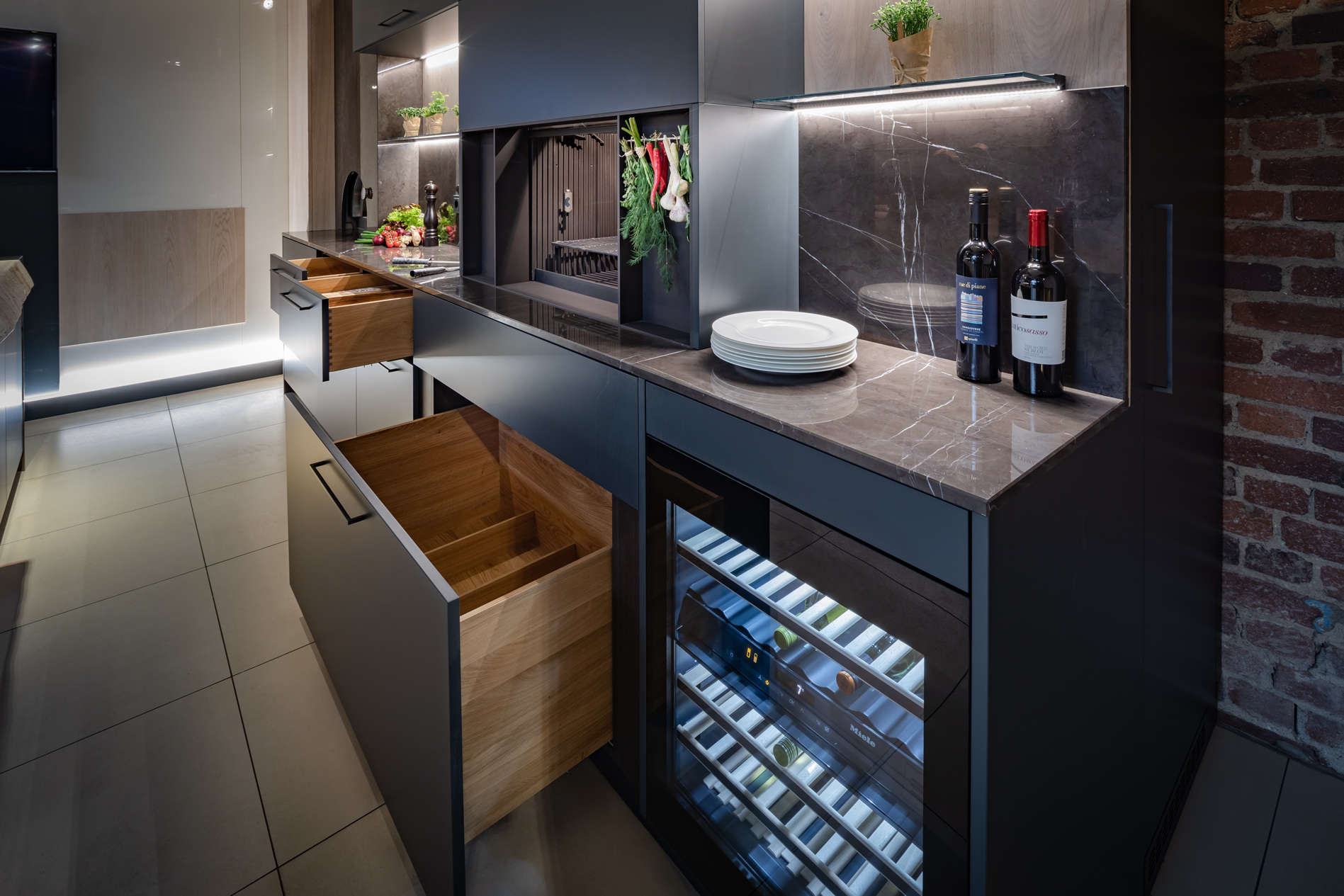 Moderne Designküche mit offenen Schubladen, integriertem Weinkühlschrank: