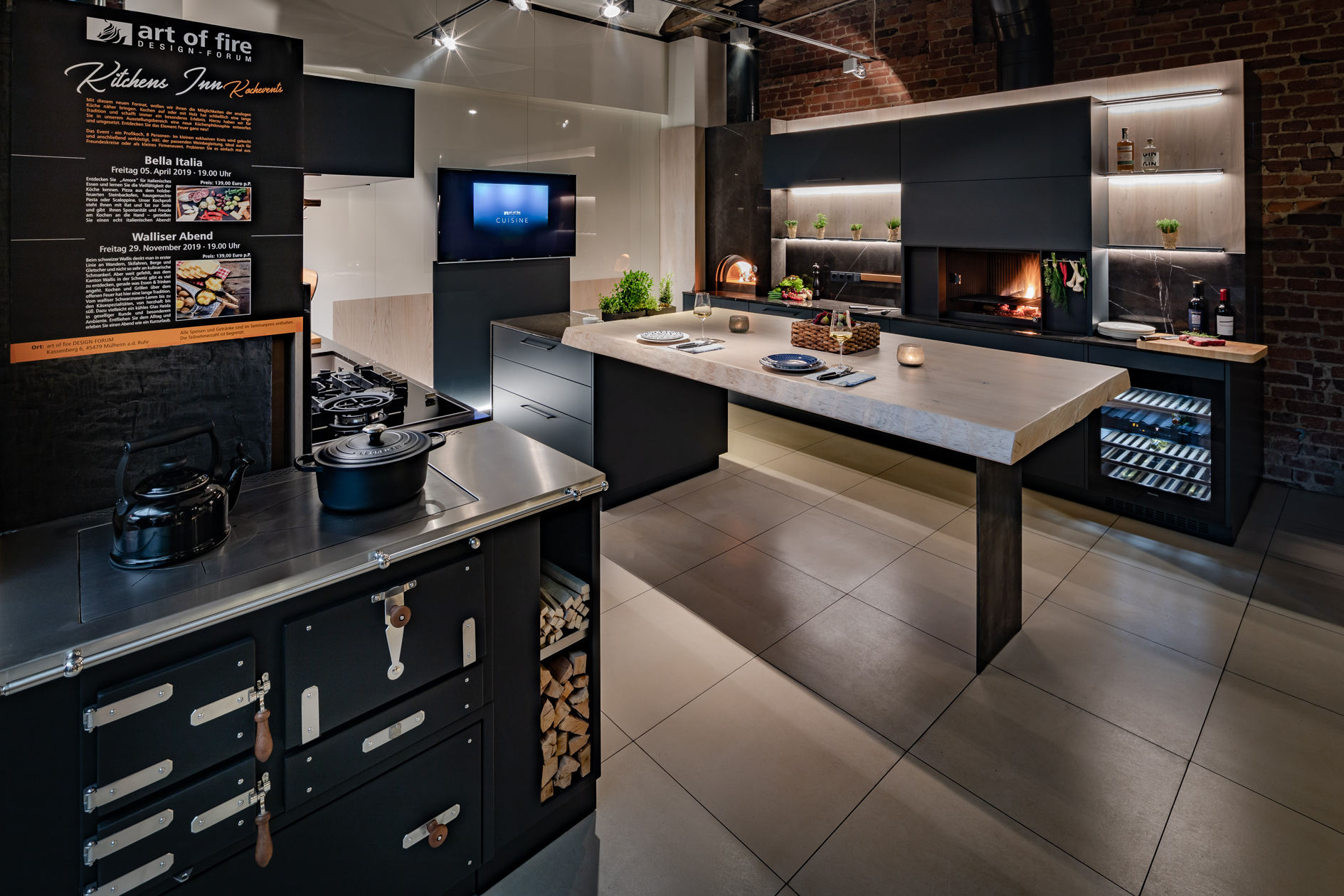 Designküche mit Holzherd, Feuerstelle, Kücheninsel und dunklen Fronten in moderner Loft-Atmosphäre mit Ambientebeleuchtung.